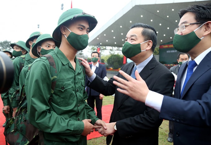 Chủ tịch UBND TP. Hà Nội Chu Ngọc Anh động viên các tân binh lên đường nhập ngũ