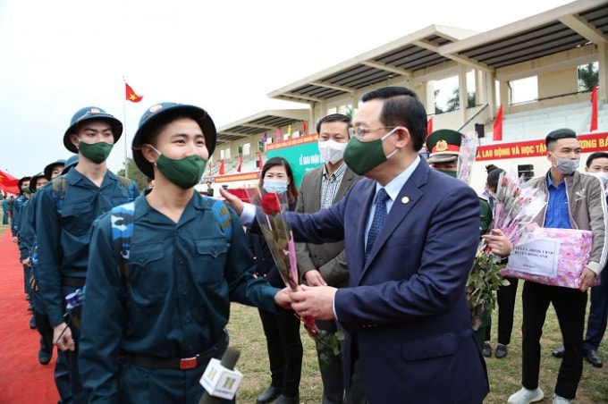 Bí thư Thành ủy Hà Nội Vương Đình Huệ tặng hoa, động viên các tân binh lên đường nhập ngũ.