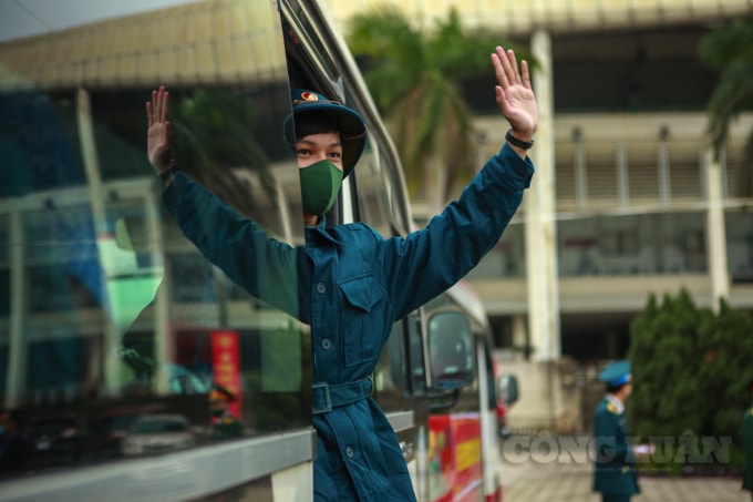 Hình ảnh vẫy tay chào người thân của các tân binh lên đường nhập ngũ vào sáng nay.