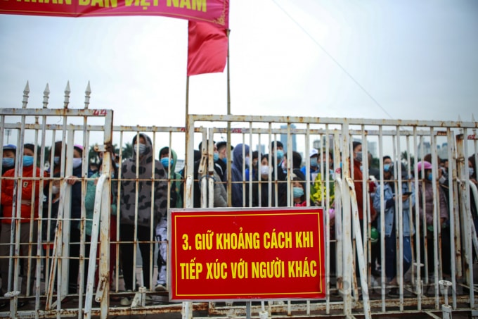 Nhiều người thân tập trung chen chúc bên hàng rào thép để dõi theo con, cháu mình.