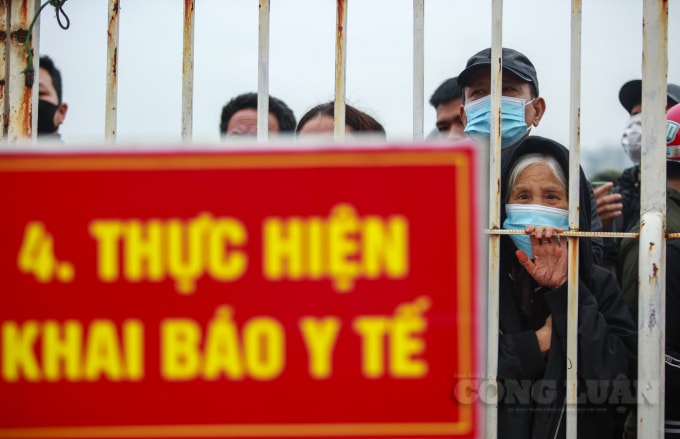 Nhiều cụ già đến để chứng kiến cháu của mình lên đường đi nhập ngũ.