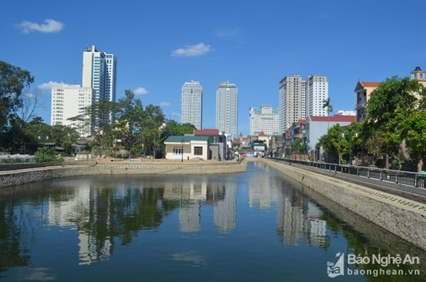 Từ việc nguồn vốn vay của WB, bộ mặt đô thị thành phố Vinh đã được cải thiện đáng kể. Trong ảnh: Một đoạn hào Thành cổ Vinh sau khi được cải tạo. Ảnh: Báo Nghệ An