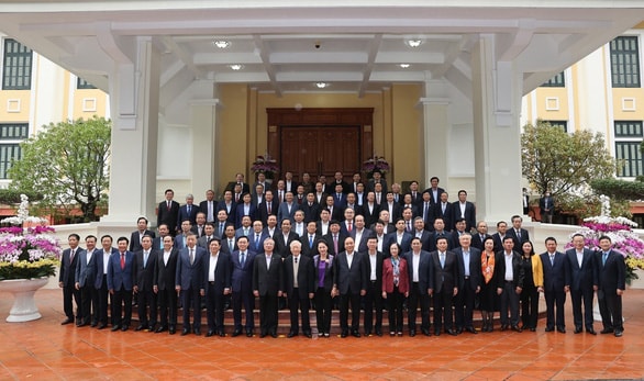 Tổng Bí thư, Chủ tịch nước Nguyễn Phú Trọng, Thủ tướng Nguyễn Xuân Phúc và Thường trực Ban Bí thư Võ Văn Thưởng cùng các đồng chí lãnh đạo, nguyên lãnh đạo Đảng, Nhà nước tại buổi gặp mặt. Ảnh: TTXVN