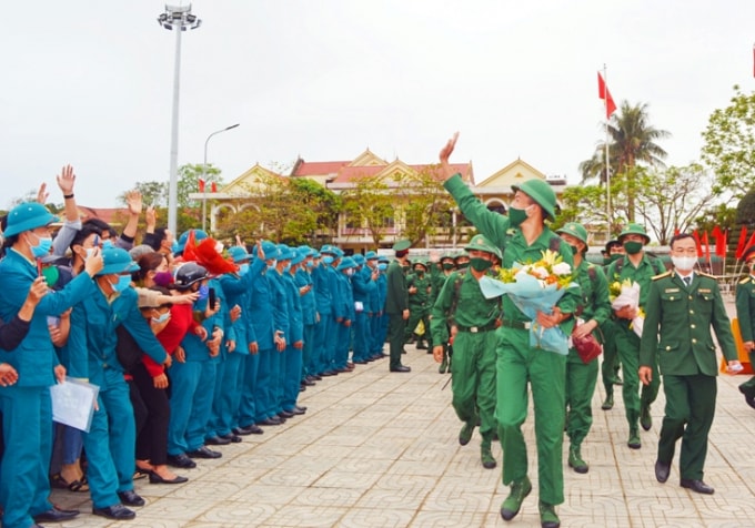 Các tân binh tỉnh Quảng Bình hăng hái lên đường làm nghĩa vụ. Ảnh H.T