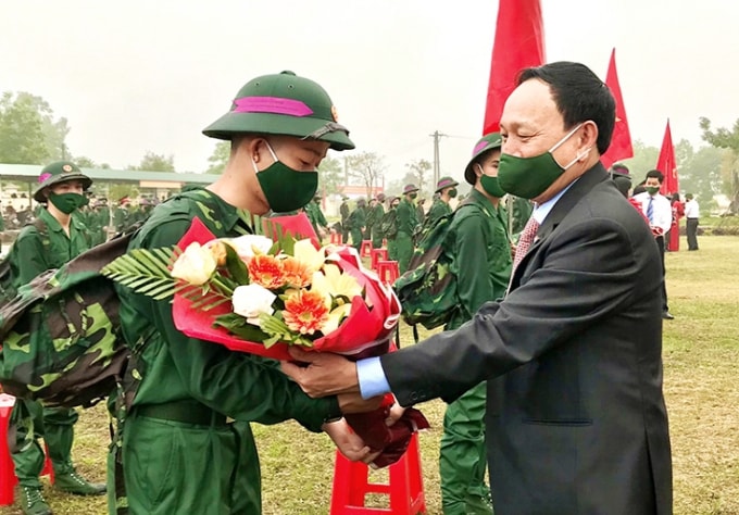 Lãnh đạo tỉnh Quảng Bình thăm hỏi, tặng hoa chúc mừng tân binh. Ảnh H.C