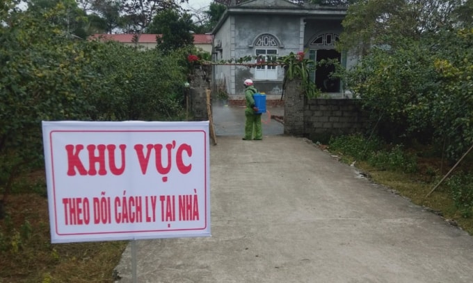 Cơ quan chức năng lấy mẫu xét nghiệm, yêu cầu chị Huế cách ly tại nhà. Ảnh minh hoạ