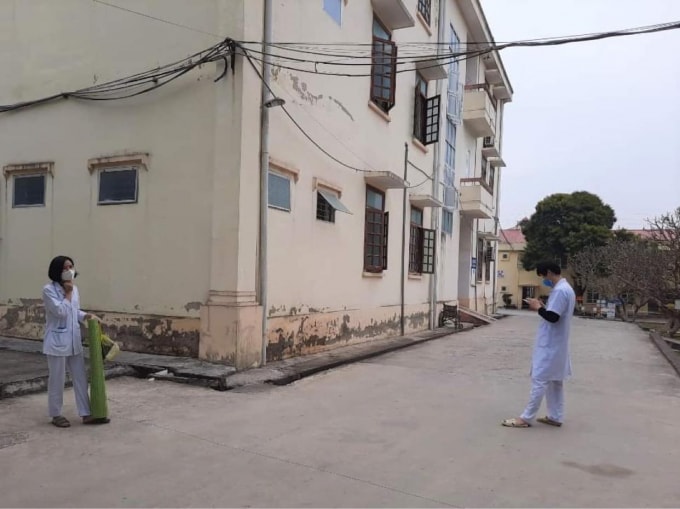 Bức ảnh cuộc gặp gỡ gần nhau nhưng không được bên nhau thời COVID-19 do đồng nghiệp “chụp trộm” (ảnh TL).