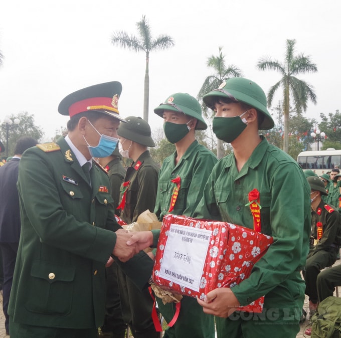 Lãnh đạo Bộ Chỉ huy Quân sự tỉnh tặng quà và động viên các tân binh.