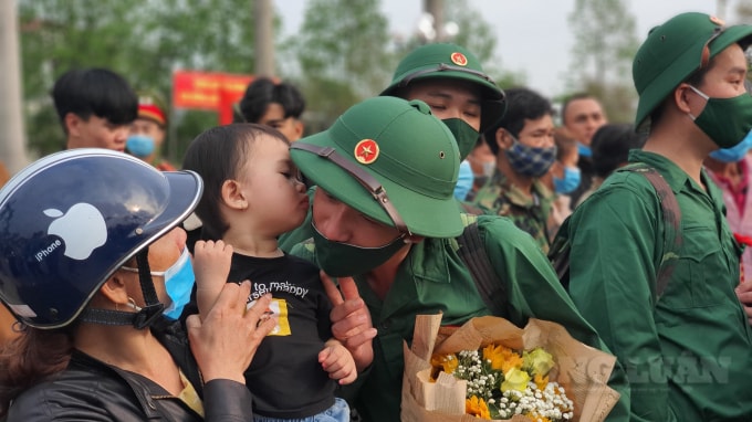 Bịn rịn chia tay người thân trước lúc lên đường.