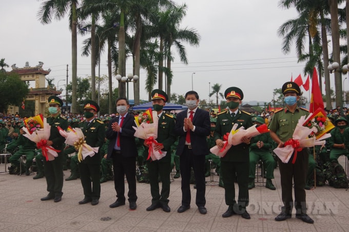 Lãnh đạo Thị xã Hương Thủy, tỉnh Thừa Thiên- Huế tặng hoa các đơn vị nhận quân.