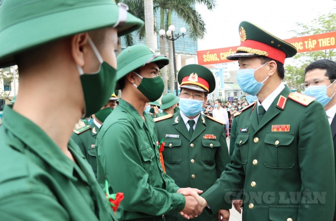 Trung tướng Nguyễn Trọng Bình, Phó Tổng Tham mưu trưởng QĐND Việt Nam động viên thanh niên Thành phố Huế lên đường nhập ngũ.