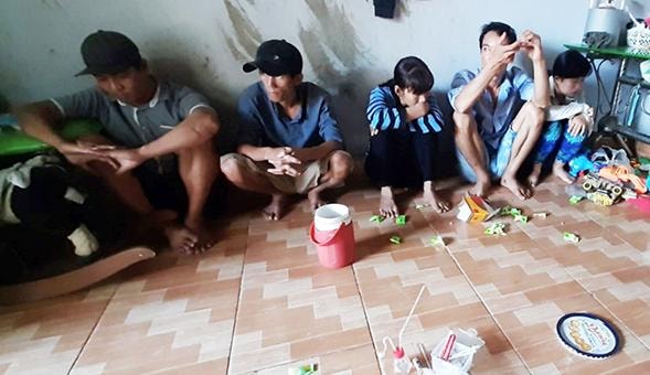 Nhóm đối tượng liên quan bị cơ quan công an tạm giữ để điều tra. Ảnh công an cung cấp.