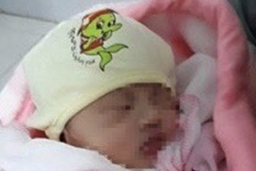 Hình ảnh bé gái mới sinh bị bỏ rơi ở xã Cộng Lạc, Tứ Kỳ (Hải Dương). Ảnh: NDCC