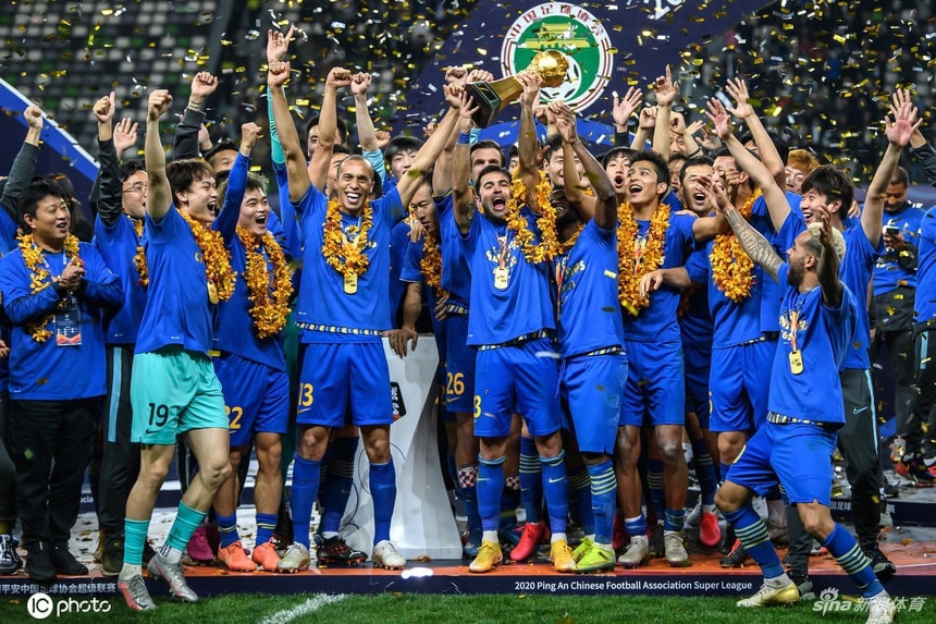 CLB Giang Tô ăn mừng chức vô địch Chinese Super League 2020. Ảnh: Sina