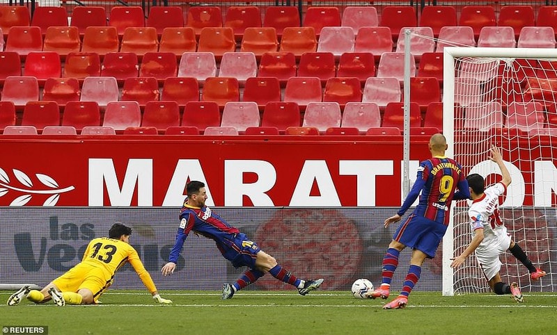 Hai cú sút liên tiếp của Messi giúp Barcelona ấn định chiến thắng 2-0. Ảnh: Reuters.
