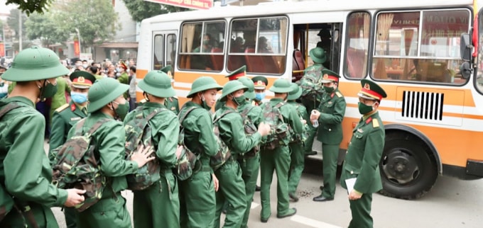 Các Tân binh hăng hái phấn khởi lên đường nhận nhiệm vụ mới.