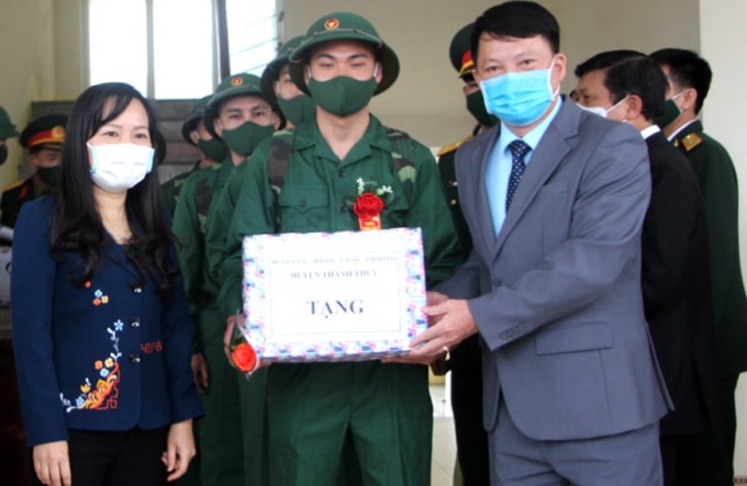 Tại điểm cầu huyện Thanh Thủy, bà Nguyễn Thị Thanh Huyền, Trưởng Ban Dân vận Tỉnh ủy cùng ông Dương Quốc Lâm, Chủ tịch UBND huyện Thanh Thủy tặng hoa và quà tiễn tân binh lên đường.