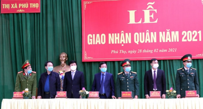 Chủ tịch UBND tỉnh, Chủ tịch Hội đồng nghĩa vụ Quân sự tỉnh Bùi Văn Quang dự tại điểm cầu thị xã Phú Thọ.