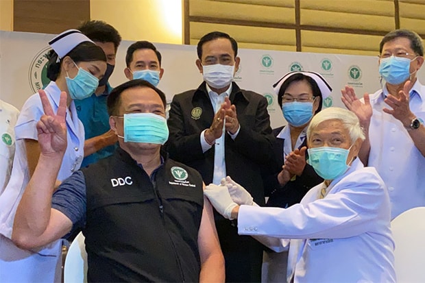 Phó Thủ tướng Thái Lan Anutin Charnvirakul được tiêm vắc xin COVID-19 của Sinovac. Ảnh: BKP