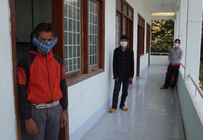 3 đối tượng được đưa về tại khu cách ly Bộ đội Biên phòng tỉnh Kon Tum. Ảnh: Cổng TTĐT tỉnh Kon Tum