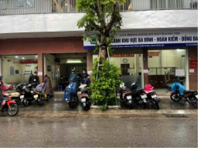Vượt mưa rét, người Hà Nội vẫn tranh thủ hạn cuối nộp tiền sử dụng đất