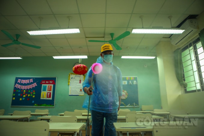 Trong hai ngày 27-28/2, nhà trường đã thực hiện tổng vệ sinh, phun thuốc khử khuẩn toàn bộ trường học để chuẩn bị đón học sinh quay trở lại trường học. Ngoài ra, trường còn chuẩn bị phòng cách ly tạm thời tại phòng y tế nếu phát hiện học sinh có biểu hiện ho, sốt...”