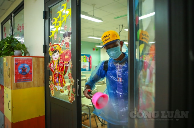 “Nhà trường sẽ chuẩn bị đầy đủ tất cả từ đo thân nhiệt, nước sát khuẩn, khẩu trang dự phòng, cốc uống nước, khăn tay, khăn mặt của các con luôn được đảm bảo sạch sẽ. Đối với bàn ghế trong lớp học sẽ được sắp xếp giãn cách để trong quá trình học tập các con được đảm bảo tối đa nhất tránh việc các con tiếp xúc gần với nhau”, chị Quỳnh cho hay.