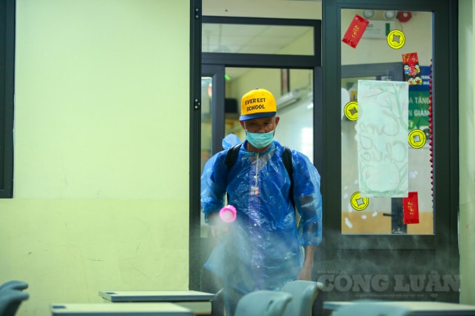 Vào 2 ngày cuối tuần rất nhiều trường học ở Hà Nội đã tổ chức tổng vệ sinh, hành phun khử trùng lần cuối để đảm bảo an toàn, trước khi đón các em học sinh trở lại học tập.