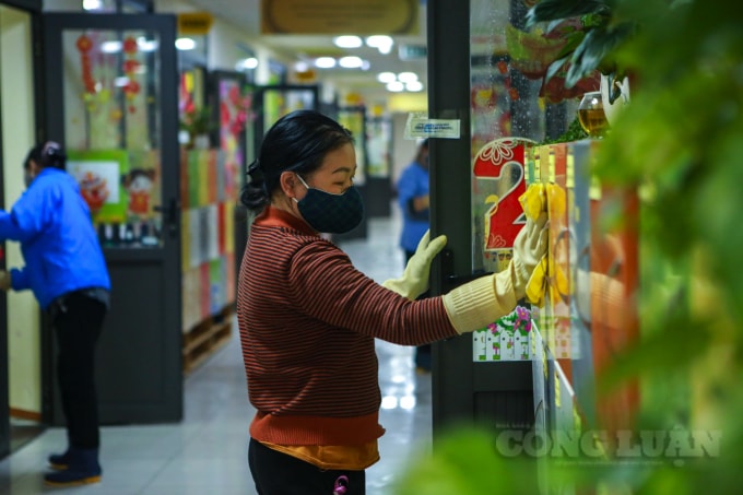 Sau bao nhiêu ngày tạm dừng việc học bởi ảnh hưởng của dịch covid -19, nghe tin được đón các con quay trở lại trường lớp, những người giúp việc cho trường như chúng tôi cũng không khỏi vui mừng chào đón các con. Dù công việc dọn vệ sinh những ngày này vất vả và nhiều nhưng được thấy các con tới trường học thì mọi mệt mỏi đều tan biến. Vì vậy, chúng tôi luôn phải cật lực để mọi ngóc ngách trong phòng học tươm tất và sạch sẽ trước ngày học sinh quay lại lớp ”, bà Đặng Thị Tuyết (54 tuổi, nhân viên vệ sinh) nói.