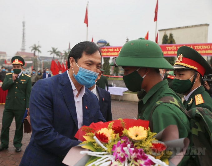 Bí thư Tỉnh ủy Hà Tĩnh Hoàng Trung Dũng tặng hoa, chúc mừng tân binh