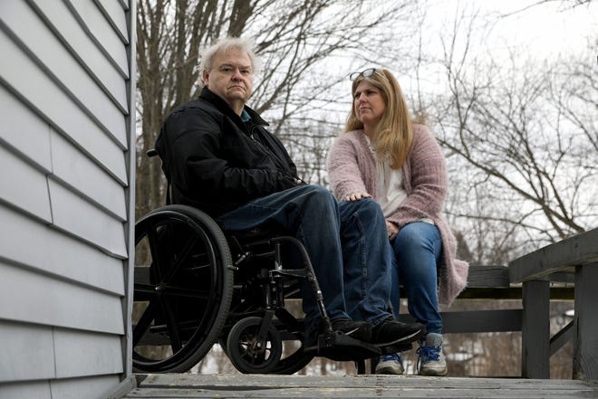 Bà Jodi Schumaker và chồng, David Schumaker vẫn đang gian nan đi tìm một cuộc hẹn tiêm vắc xin COVID-19. Ảnh: USATODAY