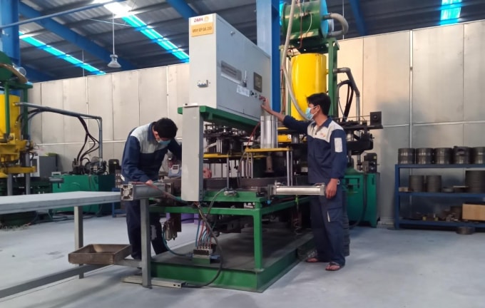 Trong suốt quá trình làm việc, người lao động vẫn phải tuân thủ các quy định phòng chống dịch: đeo khẩu trang, giữ khoảng cách an toàn.