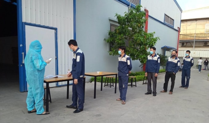Trước khi vào làm việc, toàn bộ người lao động của Công ty Cổ phần Đá mài số 1 Hải Dương đều được khai báo y tế, đo thân nhiệt.