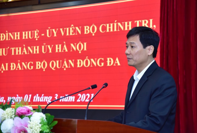 Phó Bí thư Thường trực Quận ủy, Chủ tịch HĐND quận Đống Đa Nguyễn Anh Cường báo cáo tại hội nghị