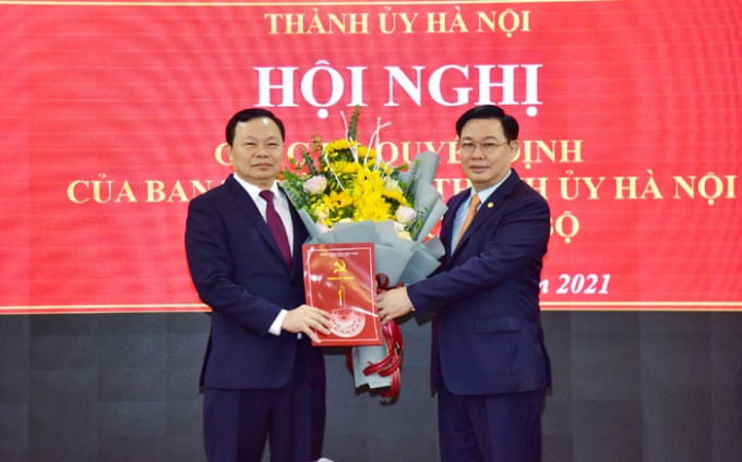 Bí thư Thành ủy Vương Đình Huệ trao Quyết định, tặng hoa chúc mừng tân Bí thư Quận ủy Đống Đa Đinh Trường Thọ