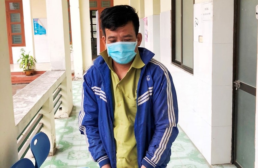 Ôg T.V.L. bị công an lập biên bản và yêu cầu quay lại tỉnh Hải Dương. Ảnh: Zingnews.vn