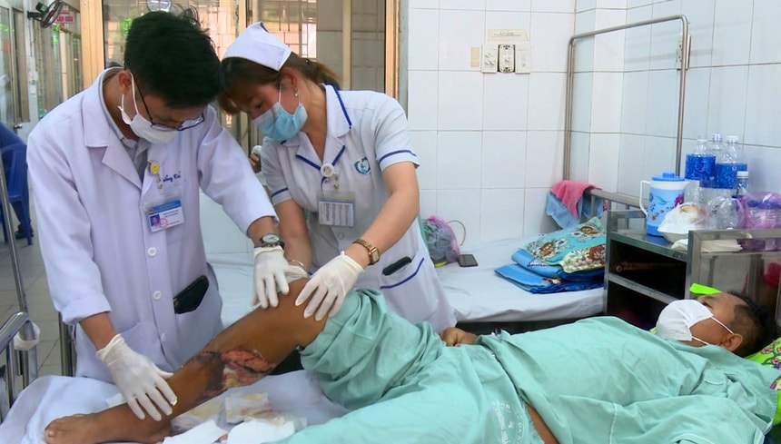 Anh T. đang được chăm sóc tại bệnh viện. Ảnh: Zingnews.vn