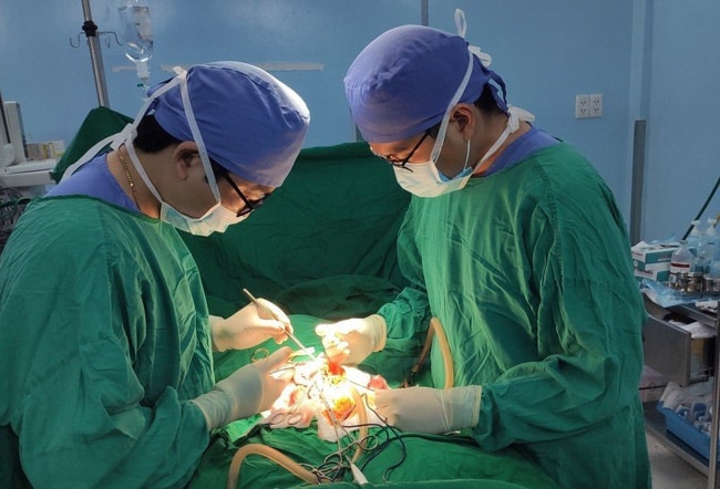 Các bác sĩ đang mổ cấp cứu cho bệnh nhi nuốt nam châm và chuỗi kim loại. Ảnh: danviet.vn