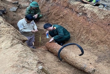 Quả bom còn nguyên kíp nổ được phát hiện và hủy nổ an toàn. Ảnh: Zingnews.vn