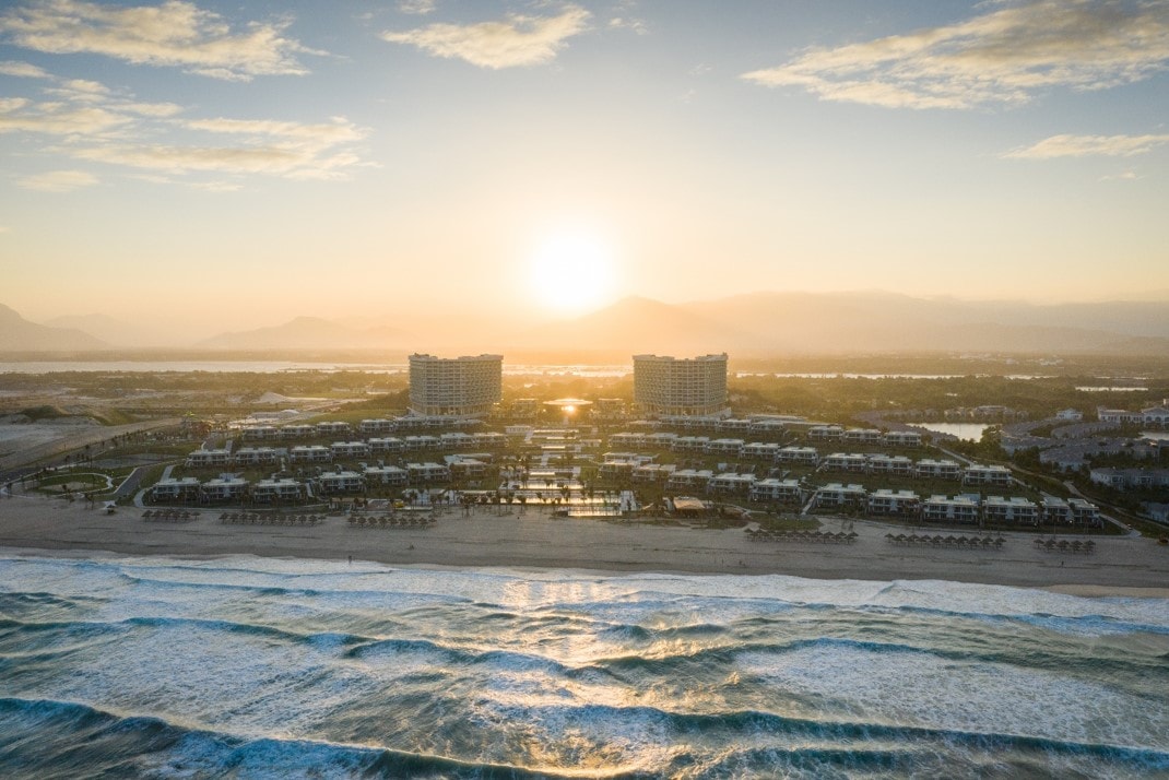 Alma resort được ôm trọn bởi ánh dương chiều tà & hít hà trọn vẹn hương biển Bãi Dài