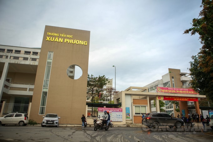 Ghi nhận của PV, tại trường Tiểu học Xuân Phương (quận Nam Từ Liêm, Hà Nội) vào sáng nay (2/3), đã bắt đầu đón học sinh trở lại đi học. Trước đó vào cuối tháng 1/2021, đây là điểm cách ly và thực hiện cách ly với 57 học sinh, 11 giáo viên và 47 phụ huynh.