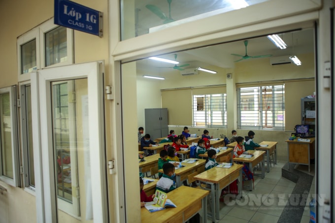 Các phụ huynh cần đo thân nhiệt cho con ở nhà, chuẩn bị khẩu trang đeo trên đường đến trường và về nhà, đồ dùng cá nhân để tránh dùng chung với bạn khác. Nhà trường tổ chức vệ sinh, khử khuẩn thường xuyên, đặc biệt bề mặt tiếp xúc thường xuyên, xe đưa đón học sinh.