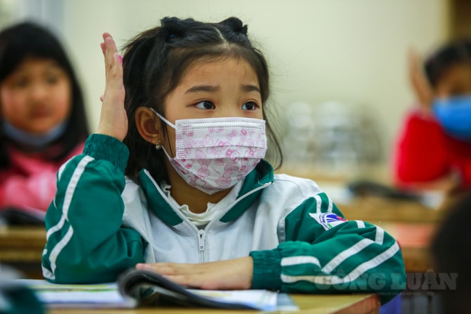 Các em học sinh vẫn đeo khẩu trang khi ở trong lớp học để đảm bảo an toàn phòng dịch.