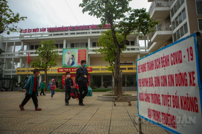 “Đối với trường hợp F0 của trường là học sinh Nam Khánh (lớp 3E) được trở về nhà. Nhưng mẹ của Nam Khánh vẫn ở trong khu cách ly. Do đó, khi nào cả gia đình của con đủ thời gian cách ly theo quy định của Bộ Y tế, Nam Khánh mới được trở lại trường. Để đảm bảo chương trình học cho Nam Khánh, chúng tôi bố trí 7 giáo viên dạy trực tuyến. Cụ thể, cô giáo chủ nhiệm dạy 2 buổi chủ yếu là Tiếng Việt. Các buổi tối khác sẽ có giáo viên các môn khác. Chương trình học đã được tổ chuyên môn xây dựng video và gửi cho Nam Khánh học”. - bà Lê Thị Tuyết Lan cho hay.