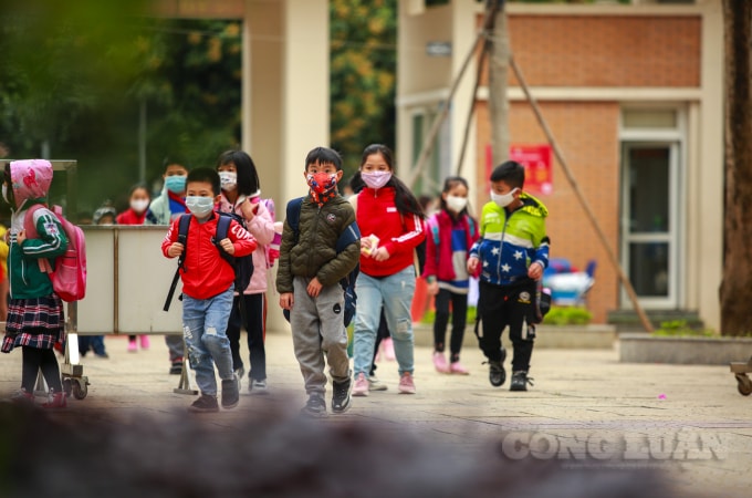 Vào sáng nay hơn 2 triệu học sinh từ mầm non đến THPT ở Hà Nội đã đi học trở lại, theo quyết định ngày 27/2 của UBND TP Hà Nội.