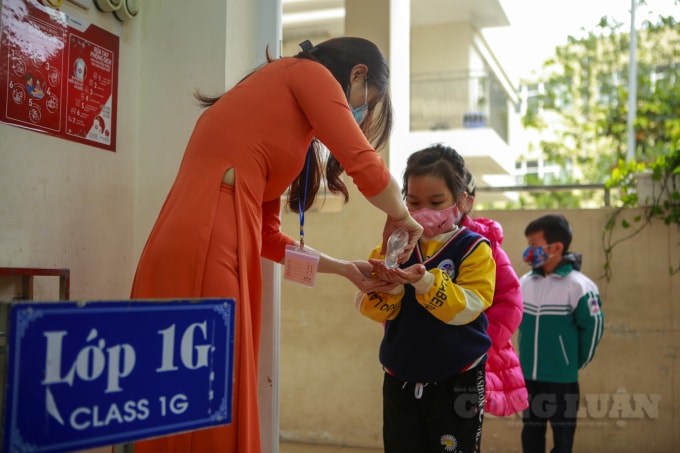 Phía trong các lớp học, các em học sinh trước khi vào lớp được các cô giáo yêu cầu rửa tay sát khuẩn.