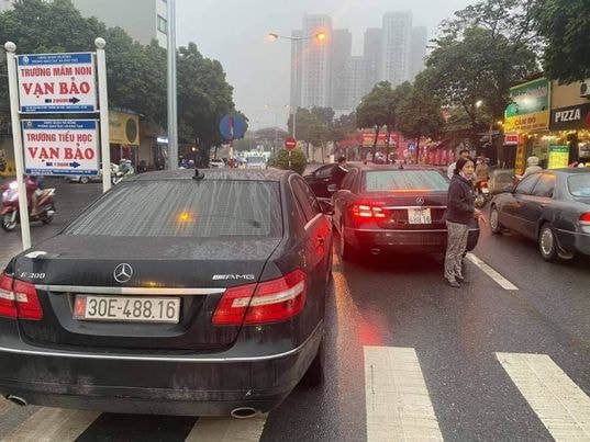 2 chiếc xe cùng thương hiệu Mercedes Benz có cùng biển kiểm soát