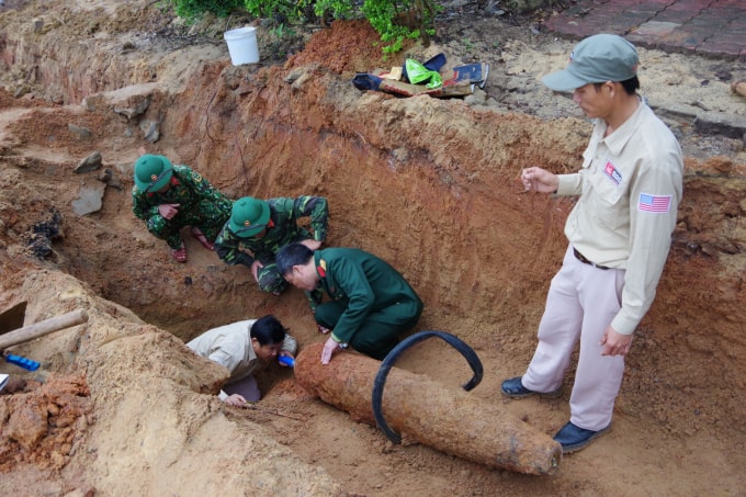 Cơ quan chức năng xử lý an toàn quả bom trong khu dân cư