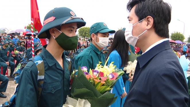 Đồng chí Nguyễn Tường Văn, Chủ tịch UBND tỉnh, Chủ tịch Hội đồng Nghĩa vụ quân sự tỉnh tặng hoa chúc mừng và động viên các tân binh. Ảnh: Báo Quảng Ninh