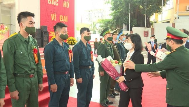 Đồng chí Trịnh Thị Minh Thanh, Phó Chủ tịch Thường trực HĐND tỉnh, tặng hoa chúc mừng tân binh lên đường nhập ngũ. Ảnh: báo Quảng Ninh